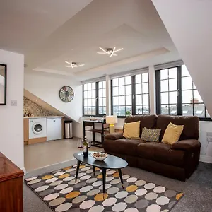 Apartment Oakstays - Bright, Spacious Gem 